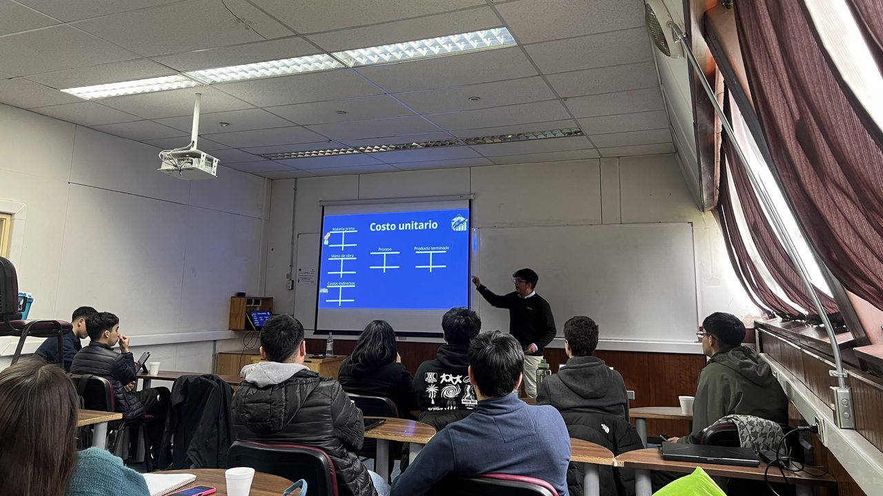 Asistentes siguiendo la charla de contabilidad de costos para PYMES del Club de Finanzas UACh